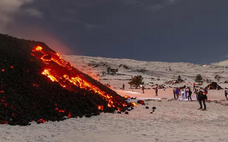 2025年澳门天天开奖和火山喷发时游客急逃与火山喷发急救